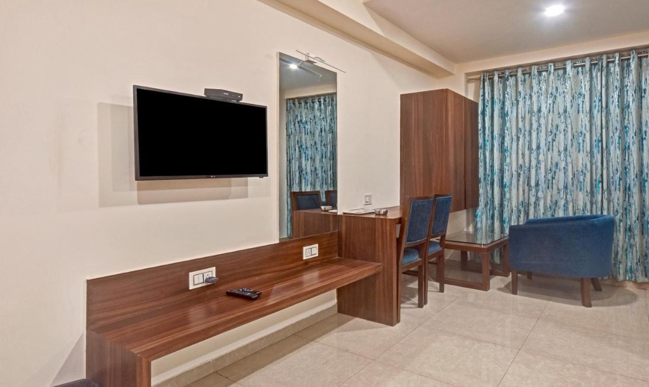 Hotel Luxura, Αχμπανταμπάντ Εξωτερικό φωτογραφία