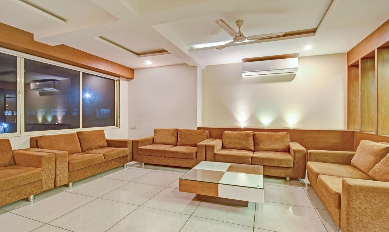 Hotel Luxura, Αχμπανταμπάντ Εξωτερικό φωτογραφία