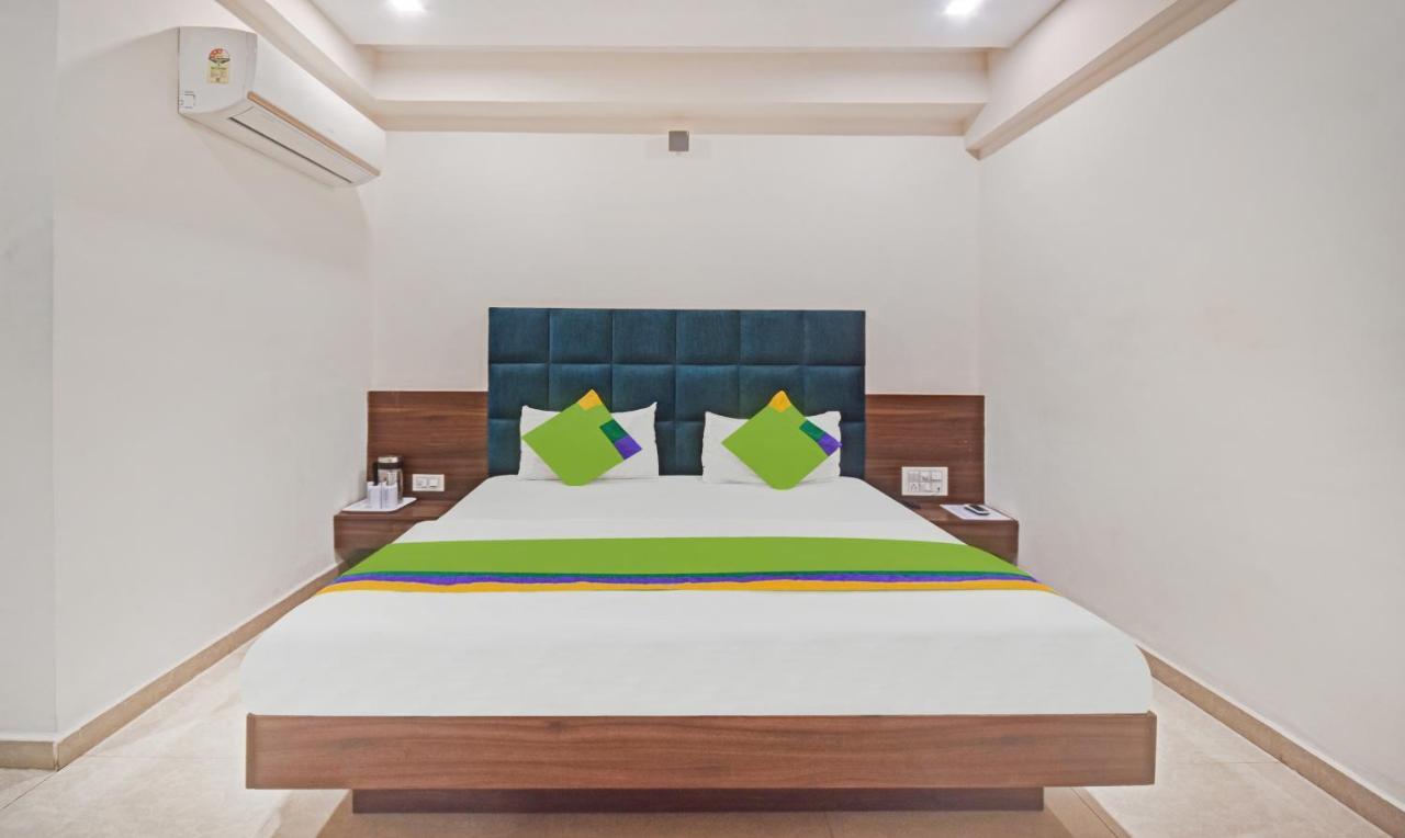 Hotel Luxura, Αχμπανταμπάντ Εξωτερικό φωτογραφία