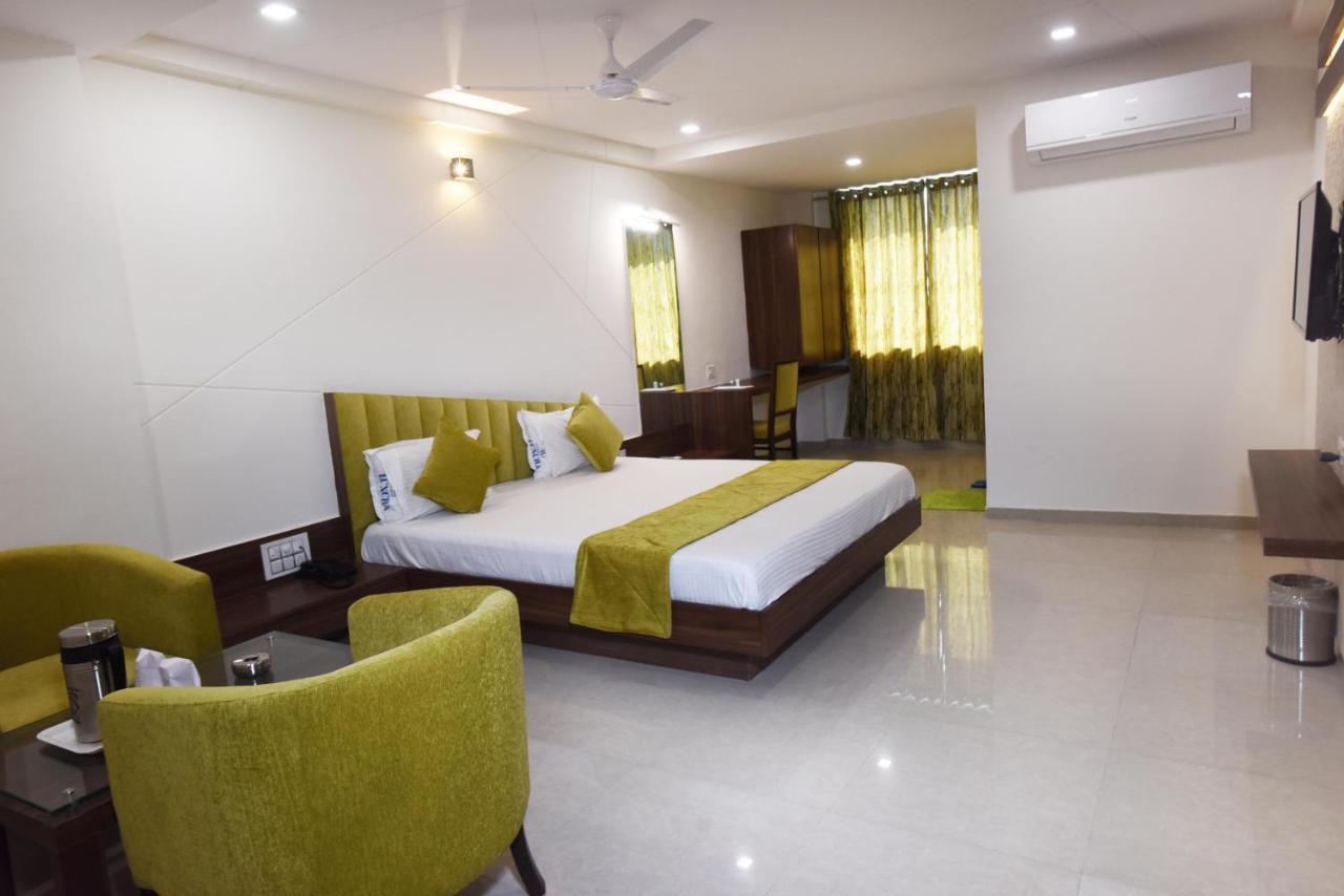 Hotel Luxura, Αχμπανταμπάντ Εξωτερικό φωτογραφία