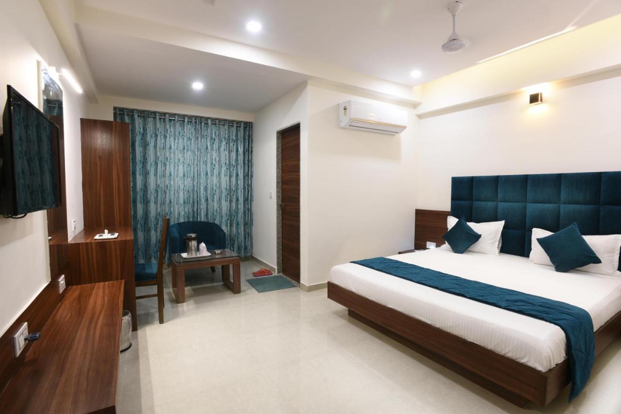 Hotel Luxura, Αχμπανταμπάντ Εξωτερικό φωτογραφία