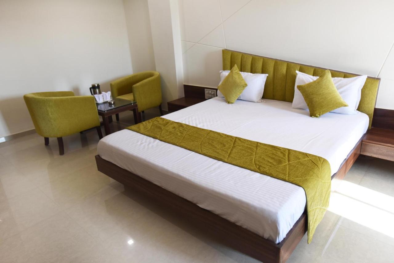 Hotel Luxura, Αχμπανταμπάντ Εξωτερικό φωτογραφία