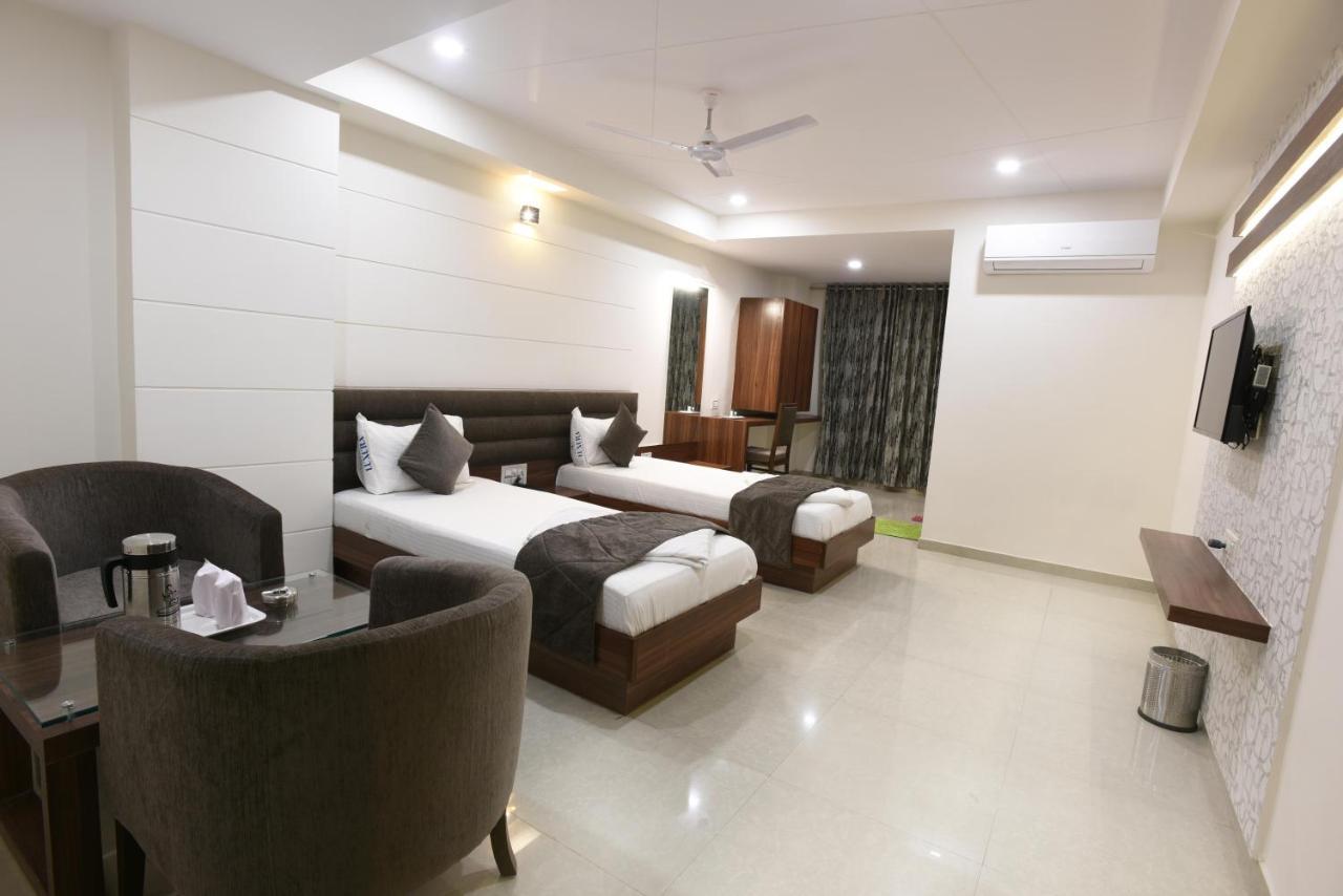 Hotel Luxura, Αχμπανταμπάντ Εξωτερικό φωτογραφία