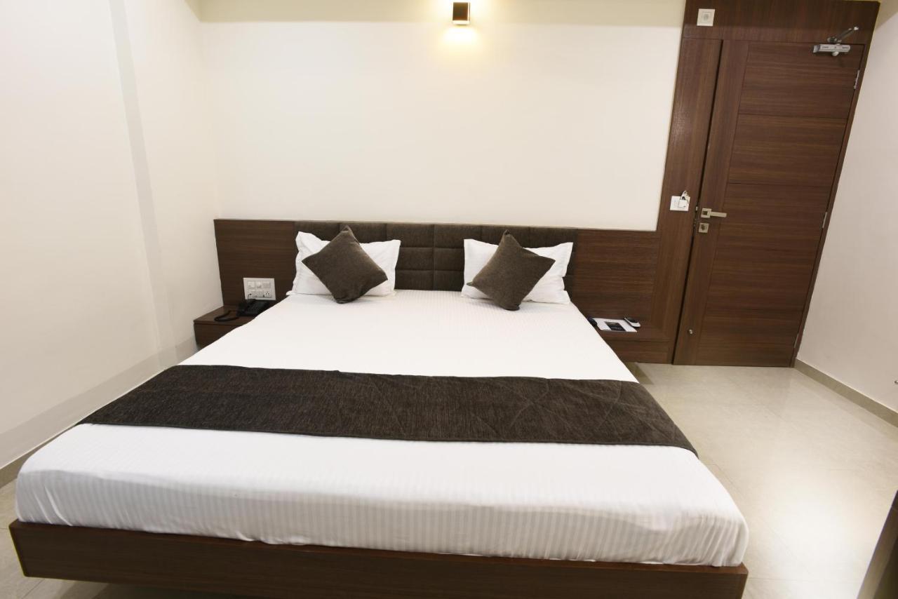 Hotel Luxura, Αχμπανταμπάντ Εξωτερικό φωτογραφία