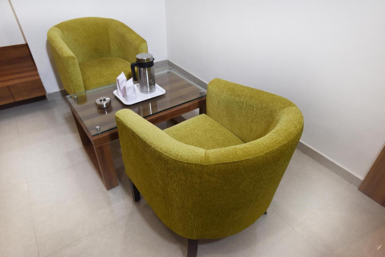 Hotel Luxura, Αχμπανταμπάντ Εξωτερικό φωτογραφία