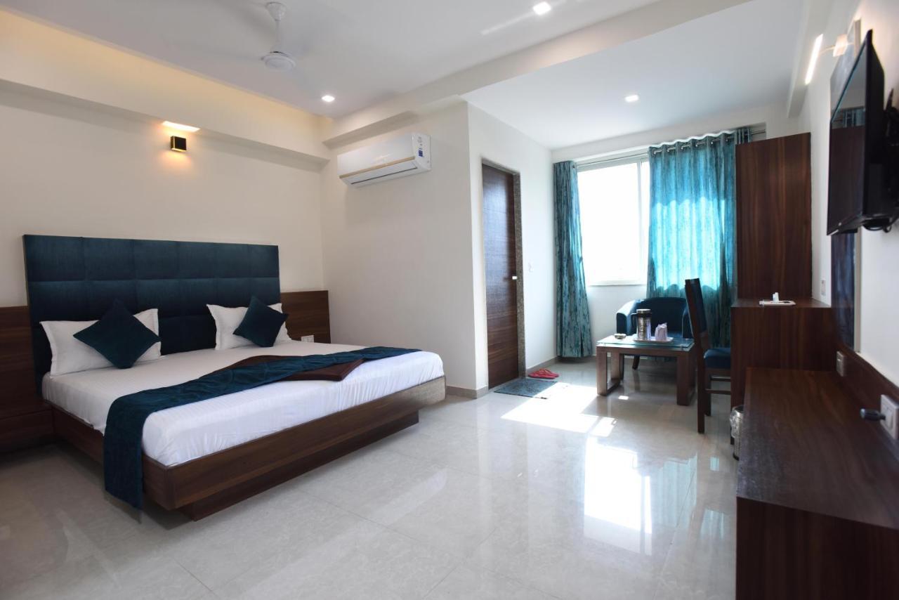 Hotel Luxura, Αχμπανταμπάντ Εξωτερικό φωτογραφία