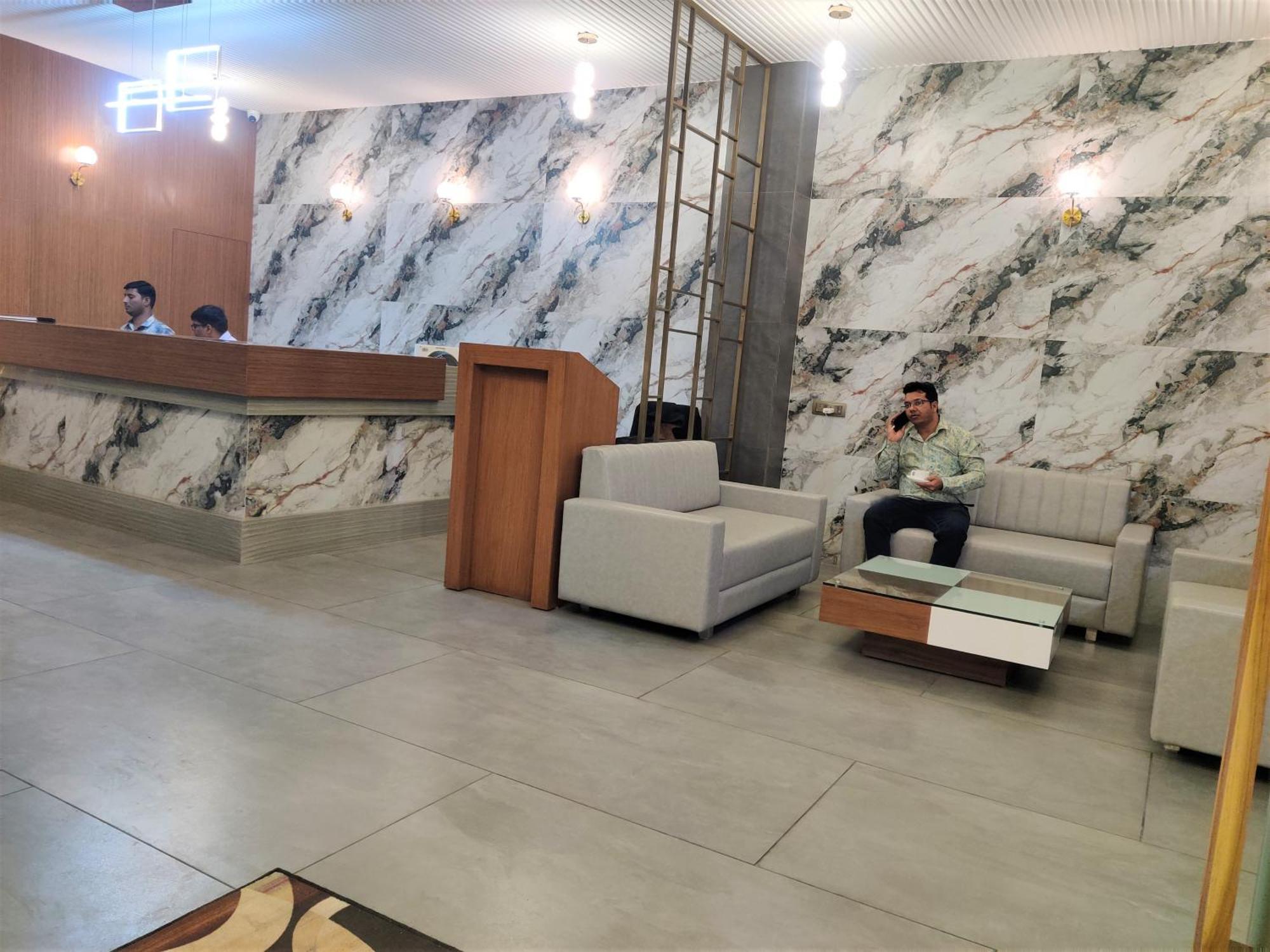 Hotel Luxura, Αχμπανταμπάντ Εξωτερικό φωτογραφία